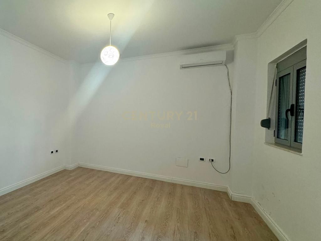 Jepet me qira vilë 2-katëshe te Rruga "4 Dëshmorët" 1,500 € /Muaj