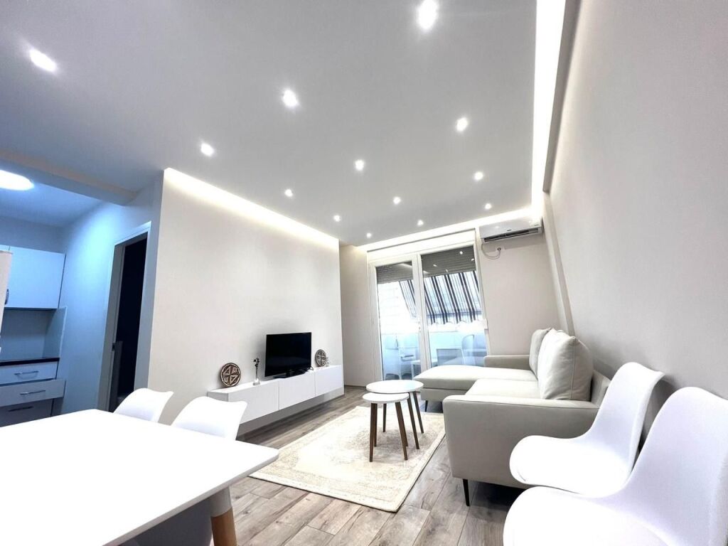 1+1, 2nd floor elevator, new market, 600 euros