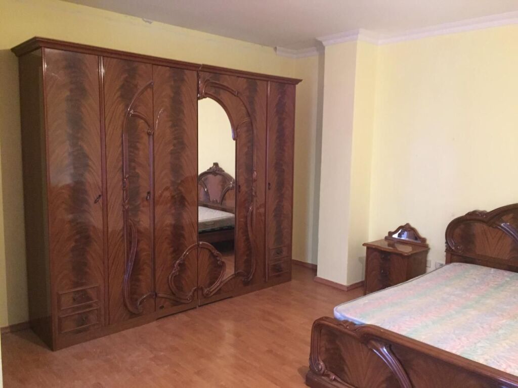 🏢Tek Medreseja,jepet me qera apartament 3+1+2 ,pjeserisht i mobiluar 55,000Leke
