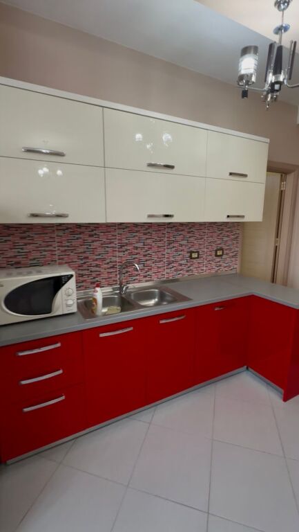 🏡 Appartamento 1+1 adattato a 2+1 in affitto  📍 Siri Kodra, Tirana💰 60.000 lek/mese