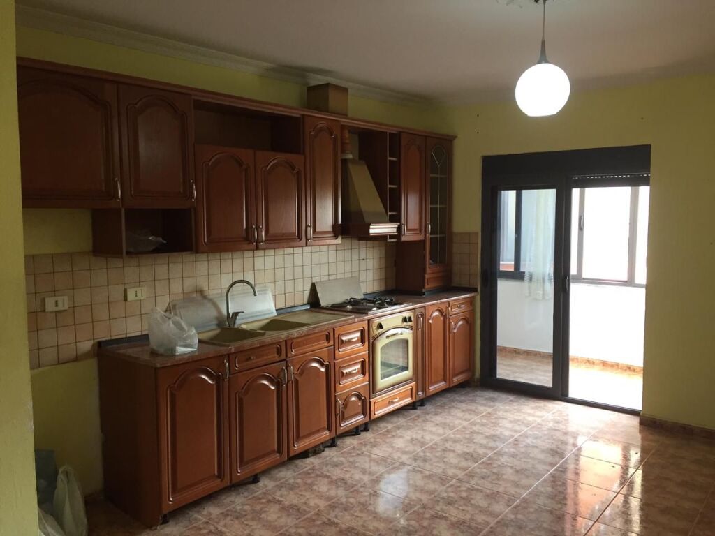 🏢Tek Medreseja,jepet me qera apartament 3+1+2 ,pjeserisht i mobiluar 55,000Leke
