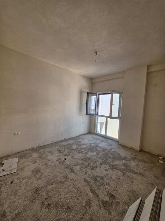 SHITET APARTAMENT 2+1+2 TEK PORTA E RE NE SAUK