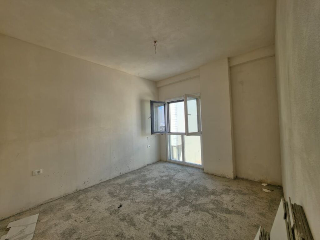 SHITET APARTAMENT 2+1+2 TEK PORTA E RE NE SAUK
