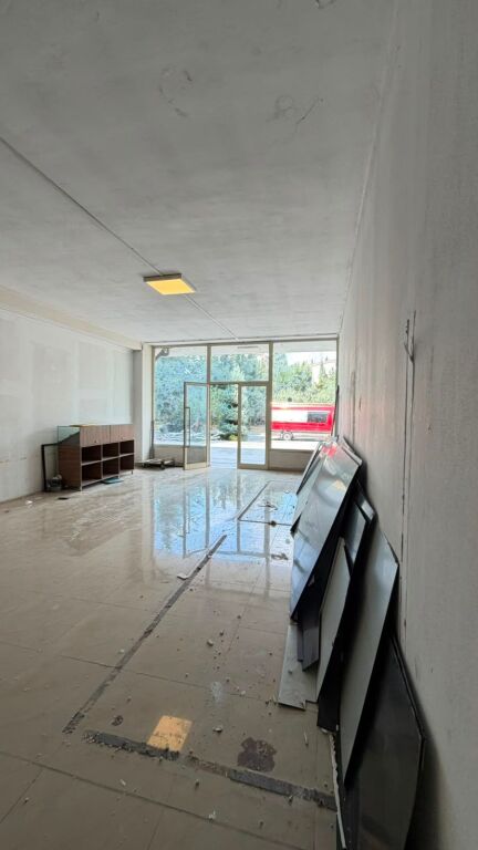 Locale commerciale in affitto con una superficie interna totale di 814 m², situato all'interno del complesso vicino a Casa Italia.