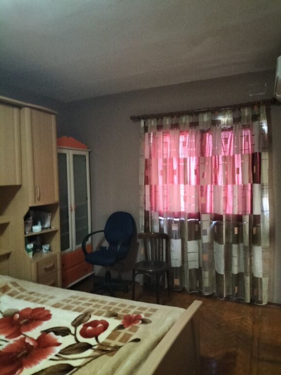 🏢Presso la Scuola Rossa, Via Thanas Ziko, si affitta appartamento 2+1 arredato. 60.000 Leke