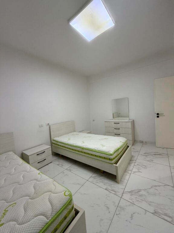 Rruga Dibres ,prane “Fakultetit te Mjeksise “ jepet me qera apartament2+1,i mobiluar  60,000 Leke    