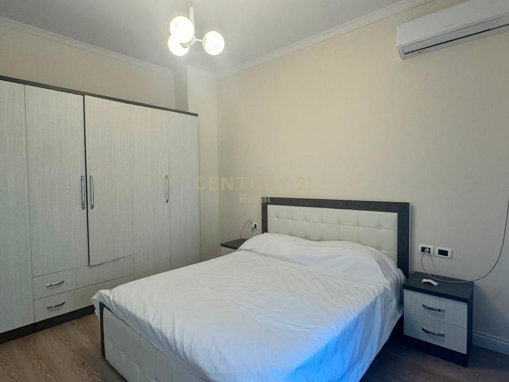 Jepet me qira vilë 2-katëshe te Rruga "4 Dëshmorët" 1,500 € /Muaj