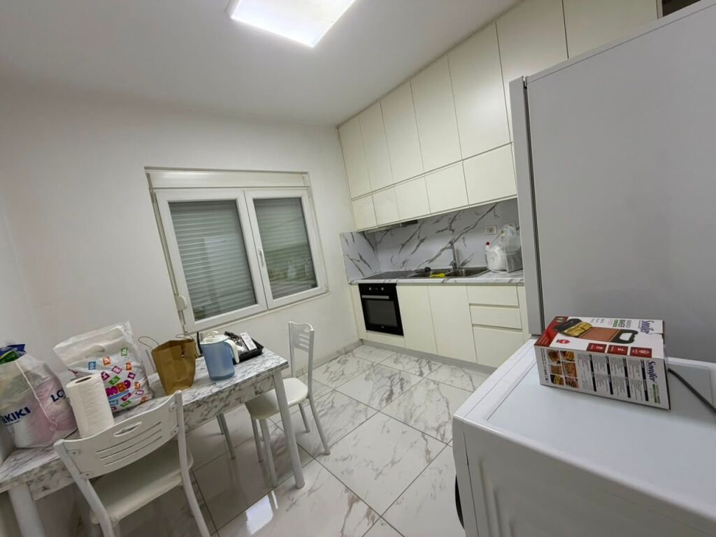 Rruga Dibres ,prane “Fakultetit te Mjeksise “ jepet me qera apartament2+1,i mobiluar  60,000 Leke    