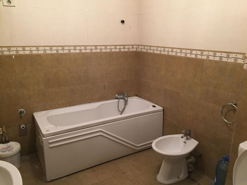 🏢Tek Medreseja,jepet me qera apartament 3+1+2 ,pjeserisht i mobiluar 55,000Leke
