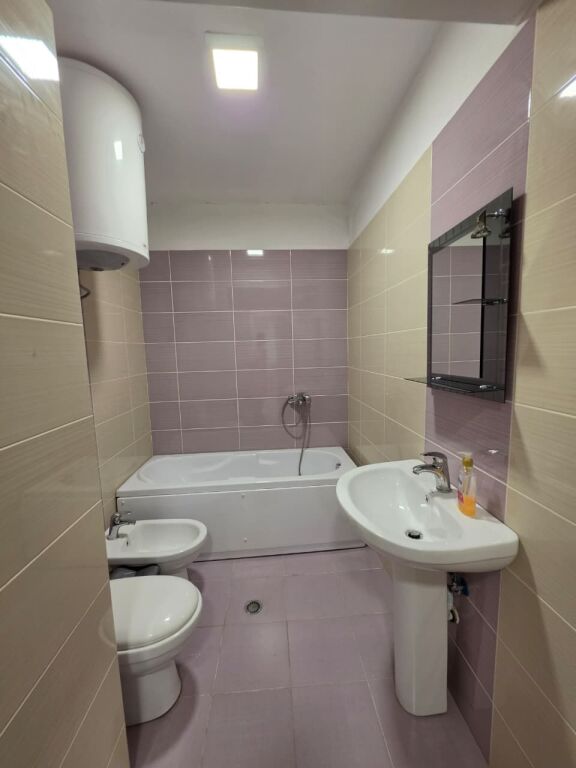# IN AFFITTO: Ufficio di 140 m² con 4 Ambienti di Lavoro, 2 Bagni 🚾, 4 Condizionatori – 3° Piano 📍 Pazari i Ri (Via Tefta Tashko – SPAR 🏪) €1.250/Mese oppure 120.000 Lek/Mese