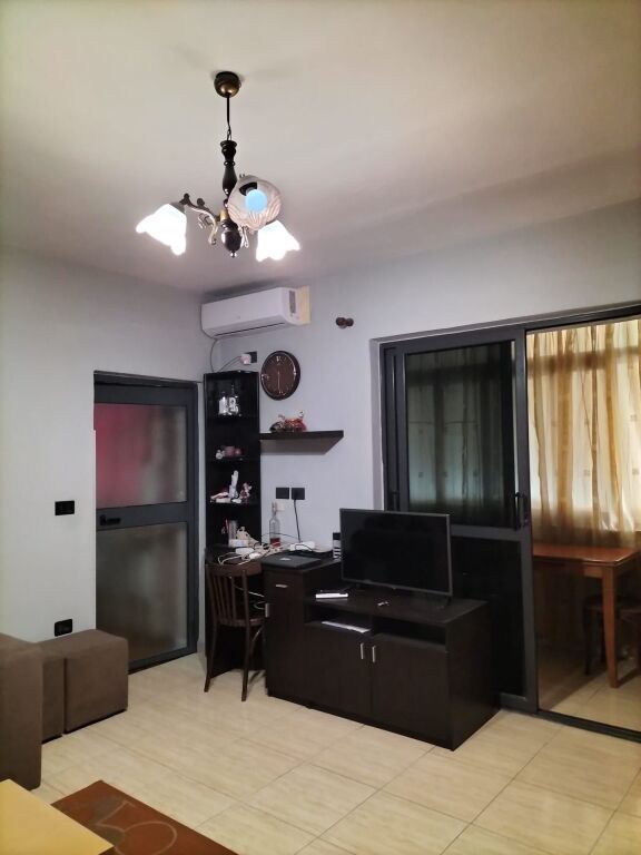 🏢Presso la Scuola Rossa, Via Thanas Ziko, si affitta appartamento 2+1 arredato. 60.000 Leke