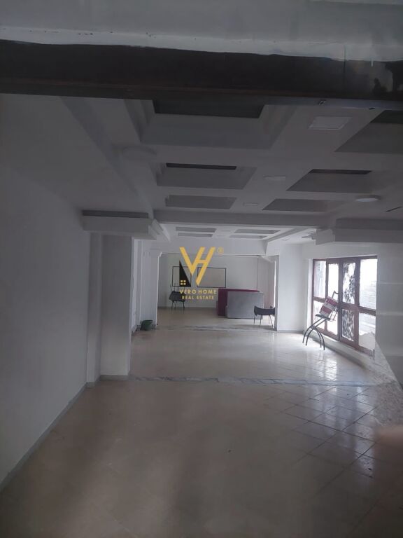 LOCALE COMMERCIALE DI 240 M2 IN AFFITTO A SELITE 2.400 EURO
