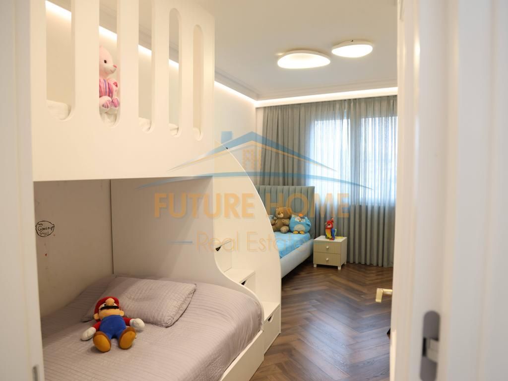 SHITET APARTAMENT 4+1+3+2POSTE PARKIMI