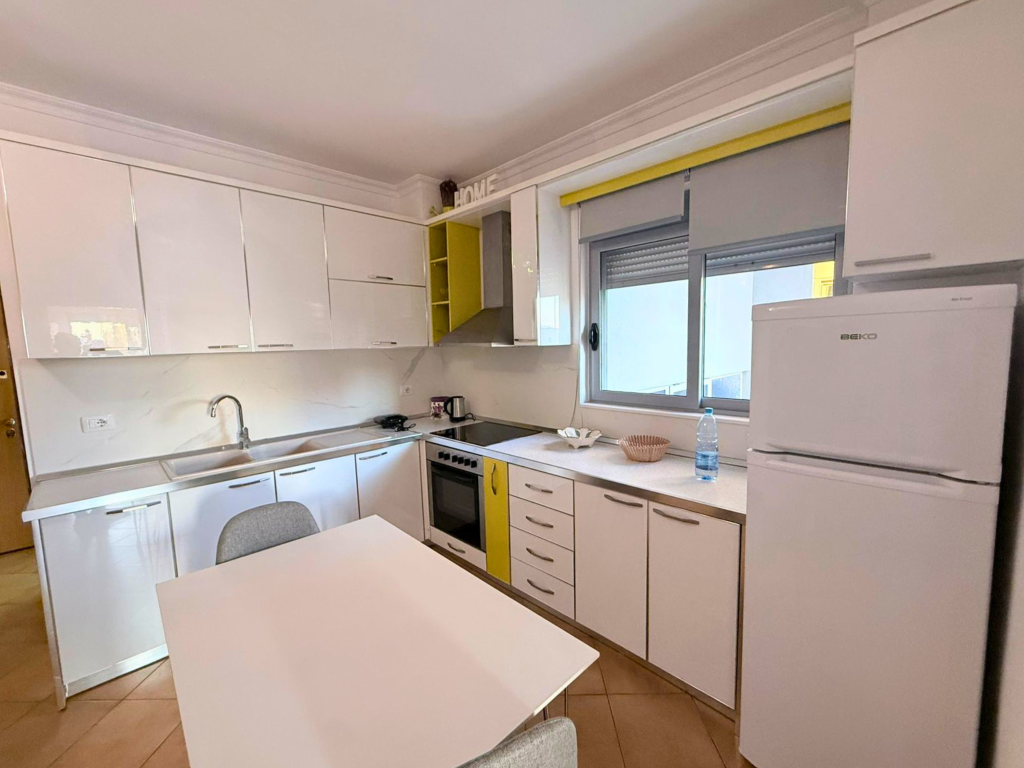 APARTAMENT 2+1 ME QERA – LUNGOMARE, VLORË