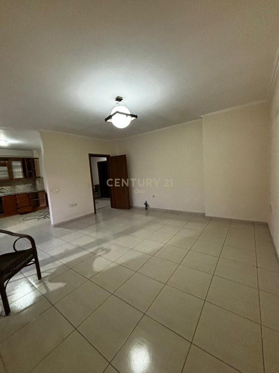 Shitet apartament 2+1+2 në Misto Mame