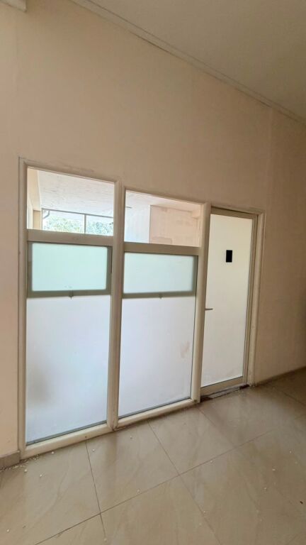 Locale commerciale in affitto con una superficie interna totale di 814 m², situato all'interno del complesso vicino a Casa Italia.
