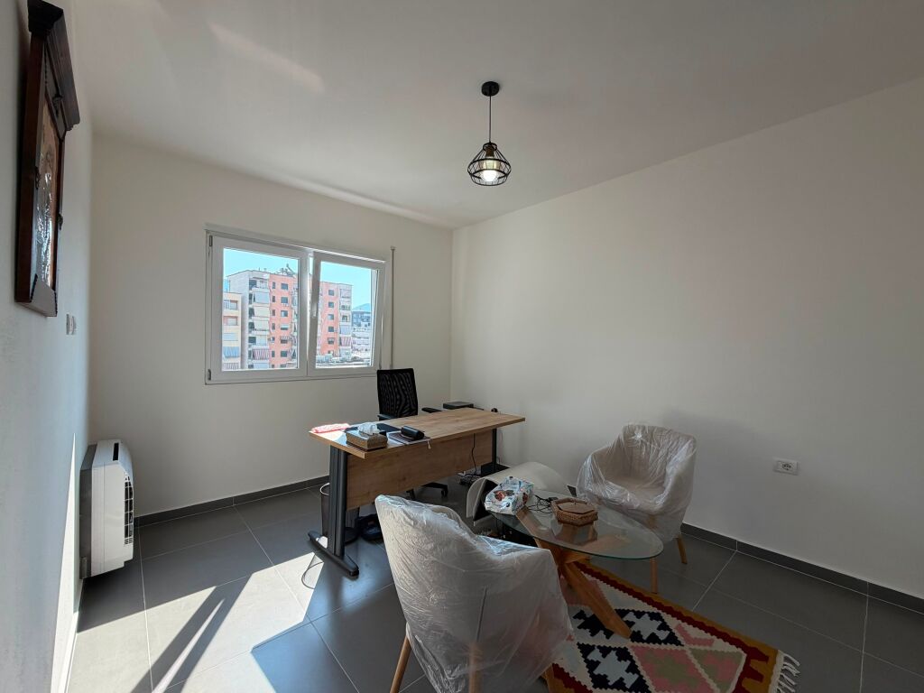 Disponojmë ambient për zyra  post parkimi për qira me vendndodhje tek Pazari i Ri