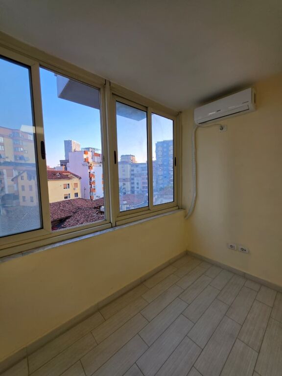 # IN AFFITTO: Ufficio di 140 m² con 4 Ambienti di Lavoro, 2 Bagni 🚾, 4 Condizionatori – 3° Piano 📍 Pazari i Ri (Via Tefta Tashko – SPAR 🏪) €1.250/Mese oppure 120.000 Lek/Mese