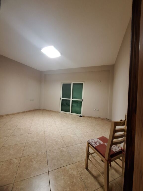📣 Qera  🏡 Ambient biznesi: 3 dhoma; 1 kuzhine; 1 sallon; 2 tualete