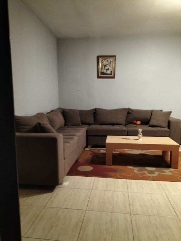 🏢Presso la Scuola Rossa, Via Thanas Ziko, si affitta appartamento 2+1 arredato. 60.000 Leke