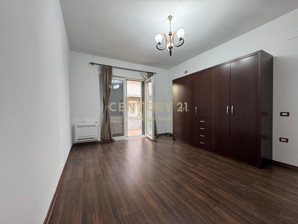 Jepet me qira vile 2-kateshe ne zonen midis Kristal center dhe kompleksit vilave te Selites 2,000 € /Muaj