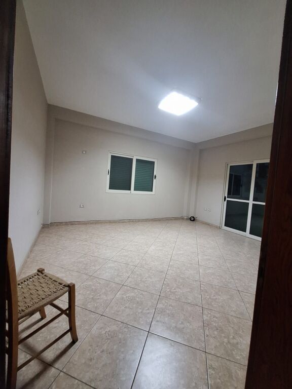 📣 Qera  🏡 Ambient biznesi: 3 dhoma; 1 kuzhine; 1 sallon; 2 tualete