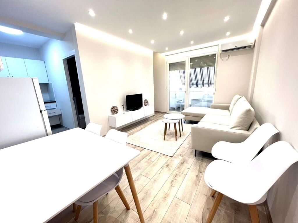 1+1, 2nd floor elevator, new market, 600 euros
