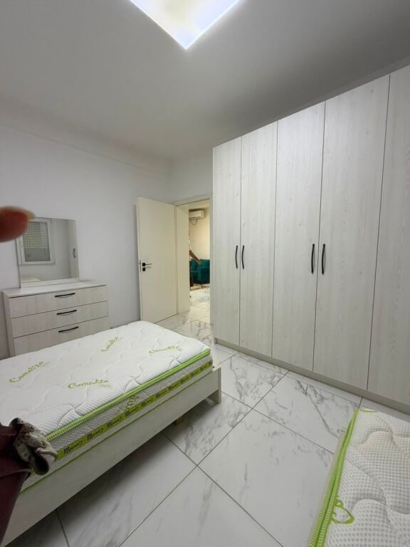 Rruga Dibres ,prane “Fakultetit te Mjeksise “ jepet me qera apartament2+1,i mobiluar  60,000 Leke    