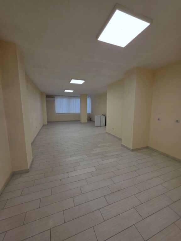 # IN AFFITTO: Ufficio di 140 m² con 4 Ambienti di Lavoro, 2 Bagni 🚾, 4 Condizionatori – 3° Piano 📍 Pazari i Ri (Via Tefta Tashko – SPAR 🏪) €1.250/Mese oppure 120.000 Lek/Mese