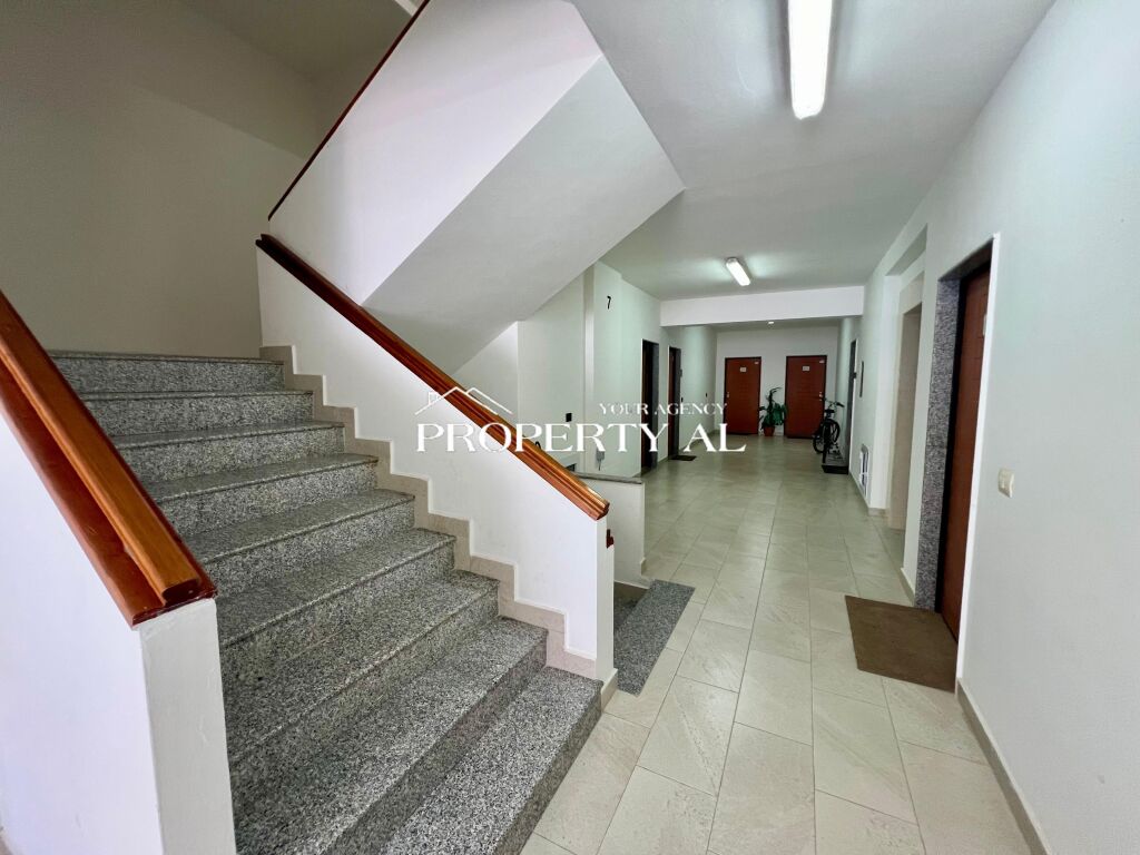 Appartamento 1+1 con vista laterale sul mare sulla prima linea del Lungomare – Vlora