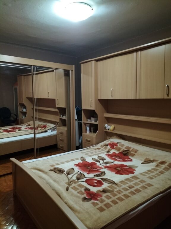 🏢Presso la Scuola Rossa, Via Thanas Ziko, si affitta appartamento 2+1 arredato. 60.000 Leke