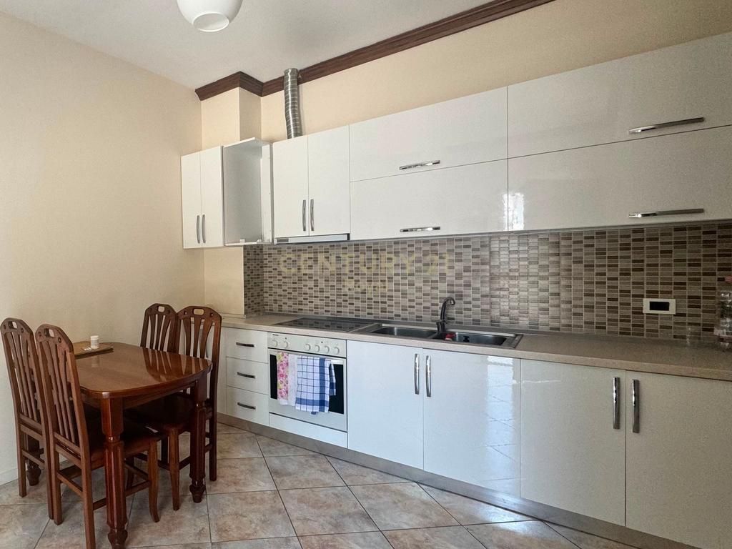 Jepet me qira vilë 2-katëshe te Rruga "4 Dëshmorët" 1,500 € /Muaj