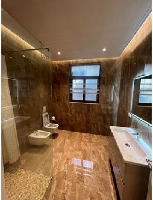 JEPET ME QERA APARTAMENT 1+1+parkim te  RRUGA E KAVAJËS