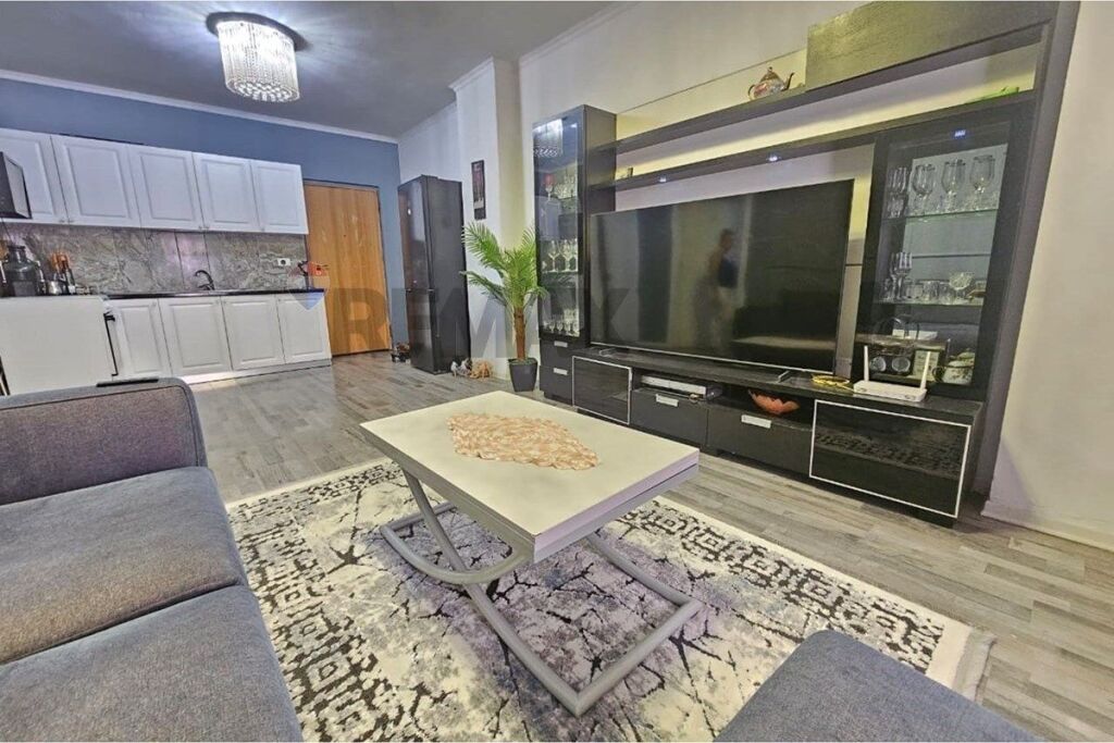 Jepet apartament 1+1 te Komuna e Parisit