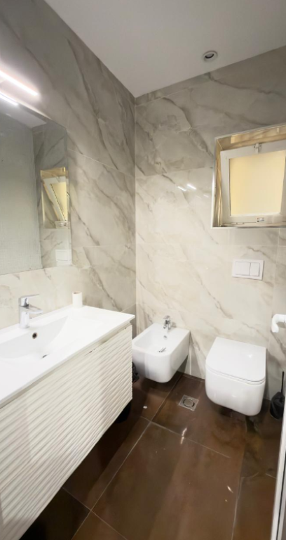 Zyrë  350 m² me Qira | Rooftop Kika 1, Komuna e Parisit, Tiranë