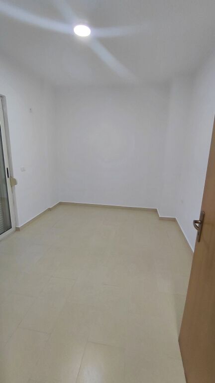 Komuna parisit jepet me qira Apartament 2+1+2pjeserisht i mobiluar