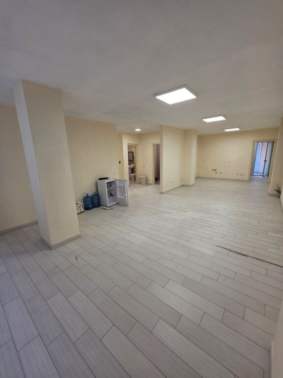 # IN AFFITTO: Ufficio di 140 m² con 4 Ambienti di Lavoro, 2 Bagni 🚾, 4 Condizionatori – 3° Piano 📍 Pazari i Ri (Via Tefta Tashko – SPAR 🏪) €1.250/Mese oppure 120.000 Lek/Mese
