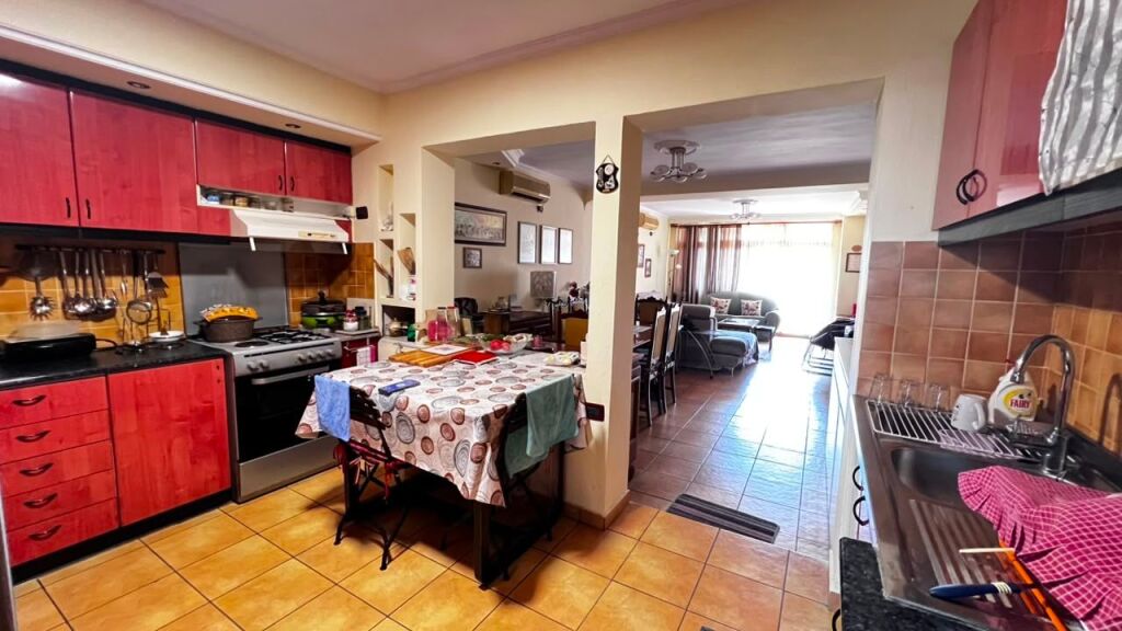 Apartament 2+1+2 ne Qender prane Muzeut Kombetar