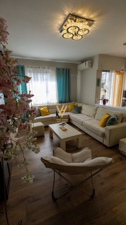 JEPET APARTAMENT 2+1+2+BLK ME QERA TE KOMUNA E PARISIT 1.000 EURO