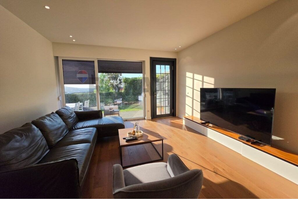 Apartament 3+1 me oborr per qira te Long Hill !