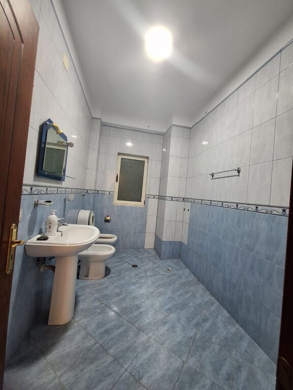📣 Qera  🏡 Ambient biznesi: 3 dhoma; 1 kuzhine; 1 sallon; 2 tualete  📍Kodra e Diellit, Rruga Shkëlqim Fusha