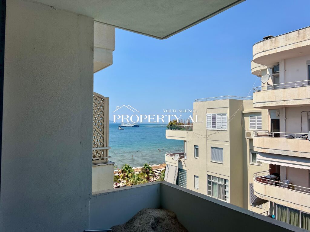 Appartamento 1+1 con vista laterale sul mare sulla prima linea del Lungomare – Vlora