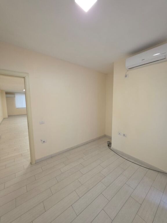 # IN AFFITTO: Ufficio di 140 m² con 4 Ambienti di Lavoro, 2 Bagni 🚾, 4 Condizionatori – 3° Piano 📍 Pazari i Ri (Via Tefta Tashko – SPAR 🏪) €1.250/Mese oppure 120.000 Lek/Mese