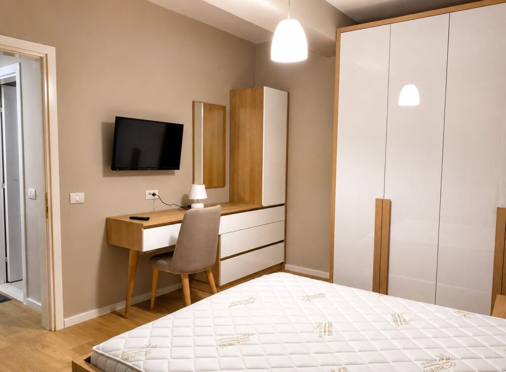 Apartament 1+1+ post Parkimi per qera Komuna e Parisit !