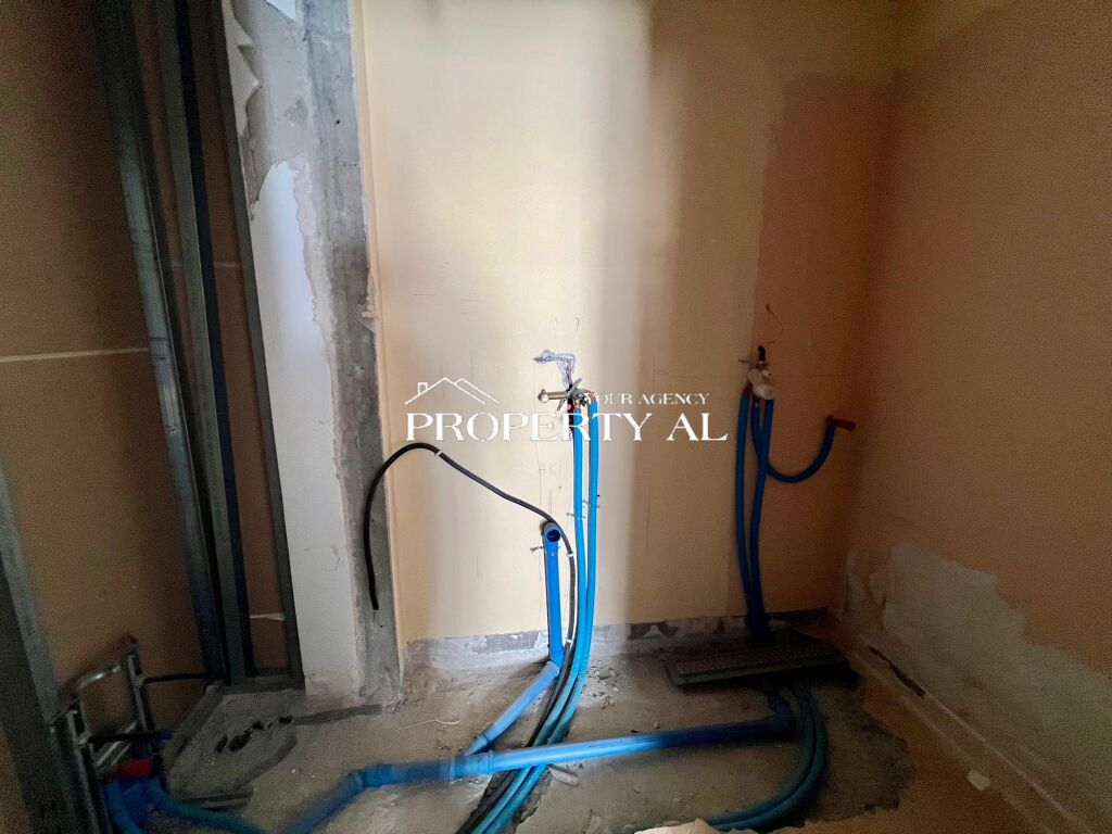 Appartamento 1+1 con vista laterale sul mare sulla prima linea del Lungomare – Vlora