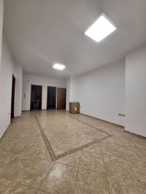 📣 Qera  🏡 Ambient biznesi: 3 dhoma; 1 kuzhine; 1 sallon; 2 tualete  📍Kodra e Diellit, Rruga Shkëlqim Fusha