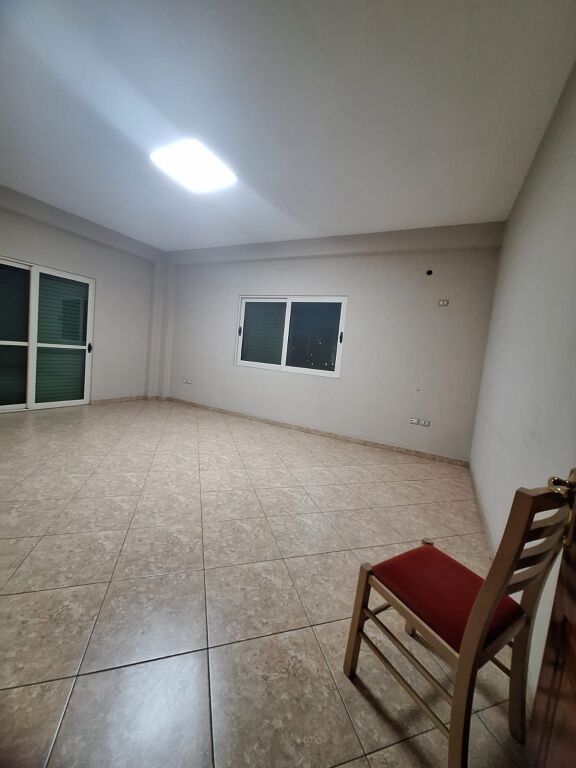 📣 Qera  🏡 Ambient biznesi: 3 dhoma; 1 kuzhine; 1 sallon; 2 tualete