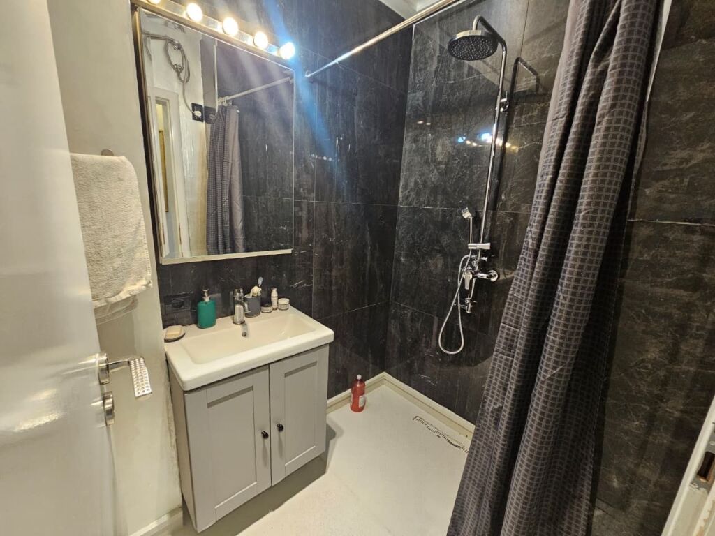 Shitet apartament 3+1 tek 21 Dhjetori