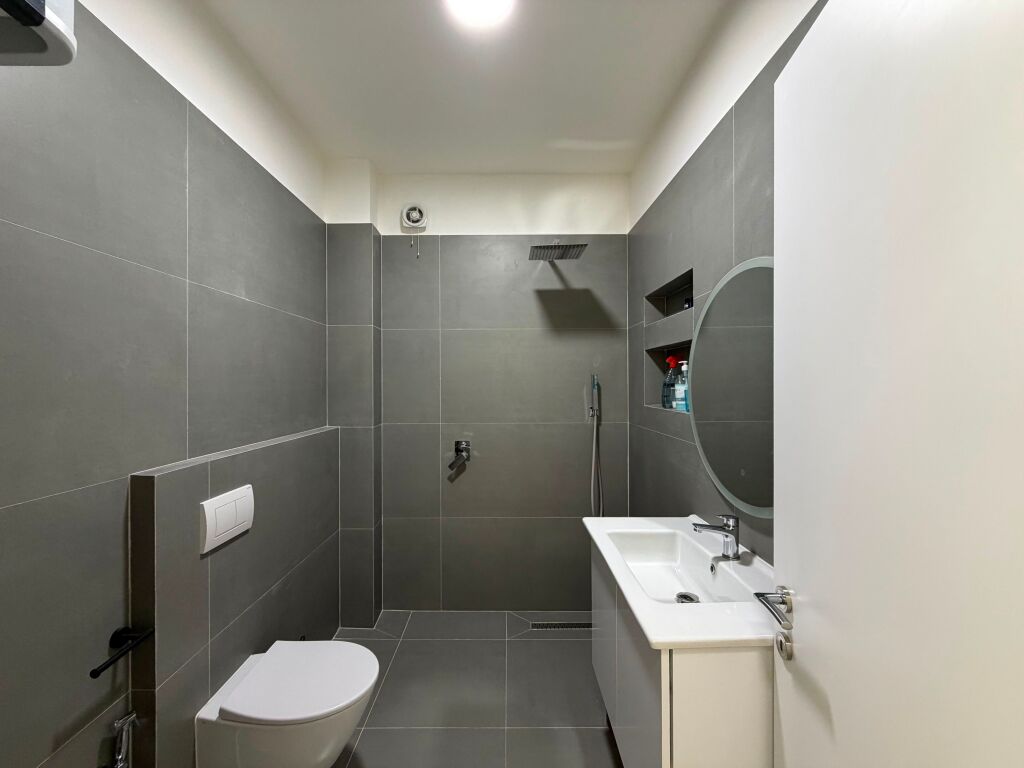 Disponojmë ambient për zyra  post parkimi për qira me vendndodhje tek Pazari i Ri