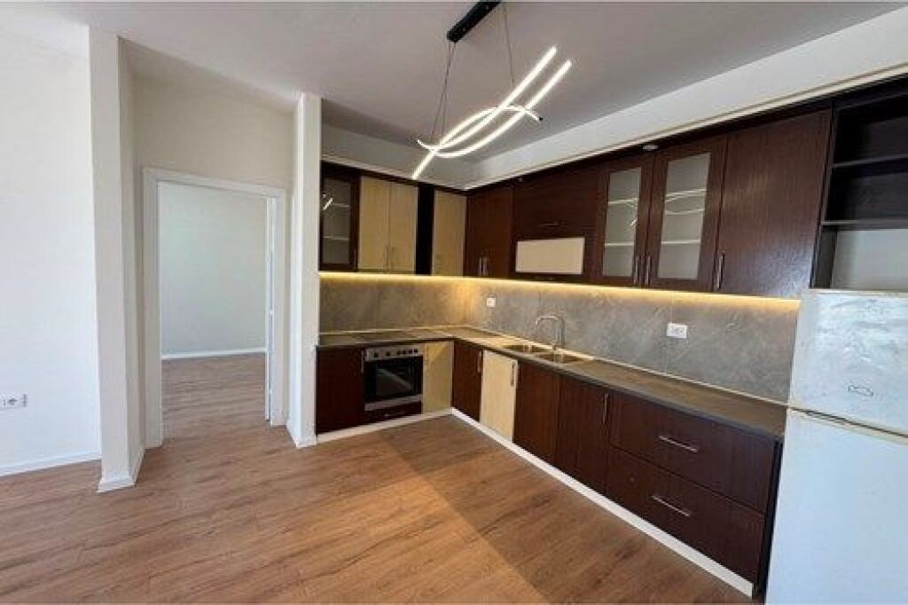 Shitet apartament 2+1+2 ne Astir